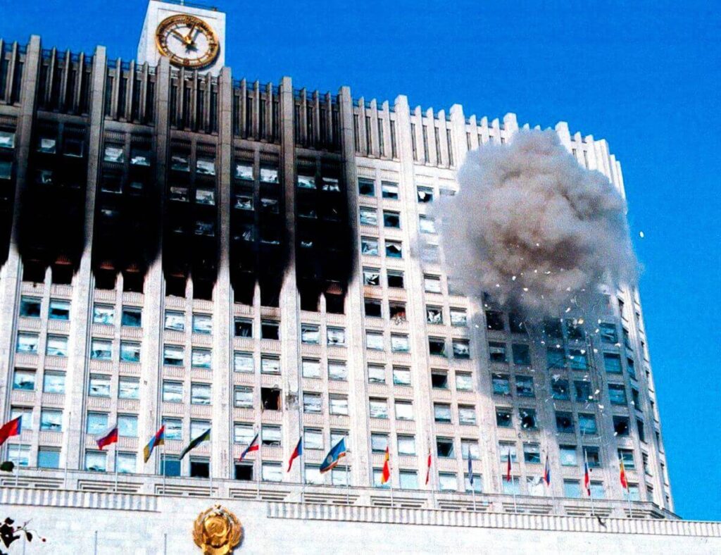 Белый дом, чёрный дым над растрескавшейся страной… Москва-1993