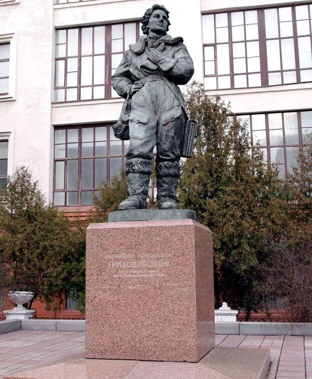 Гризодубова – первая женщина со звездой Героя Советского Союза и «Родина», упавшая в тайгу