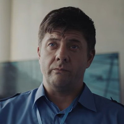 «Ленинград» показал будни и мечты работника аэропорта в клипе «Летний бал»