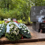 А вокруг — цветы: в Петербурге простились с вдовой композитора Андрея Петрова