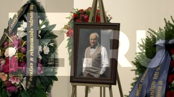 Стас Пьеха с матерью пришел на прощание с Евгением Броневицким