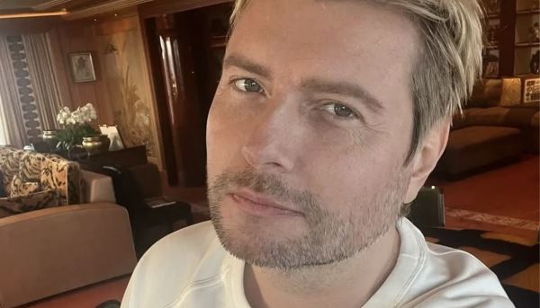Николай Басков со слезами на глазах признался, что переживает тяжёлый период и спасается сценой